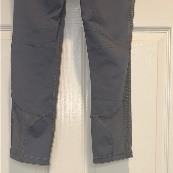 Victoria Sport Knockout Capri Leggings - Picture 8 of 10